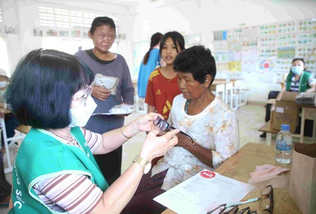 Vietnamese business offers health services to disadvantaged people in Cambodia hinh anh 1