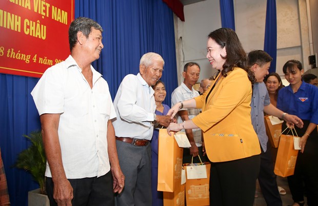 Acting President presents gifts to disadvantaged people in Tay Ninh province hinh anh 1