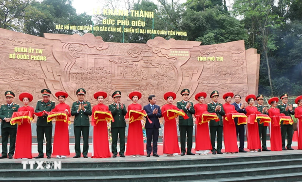 Bas-relief featuring talks between Uncle Ho and soldiers inaugurated hinh anh 1