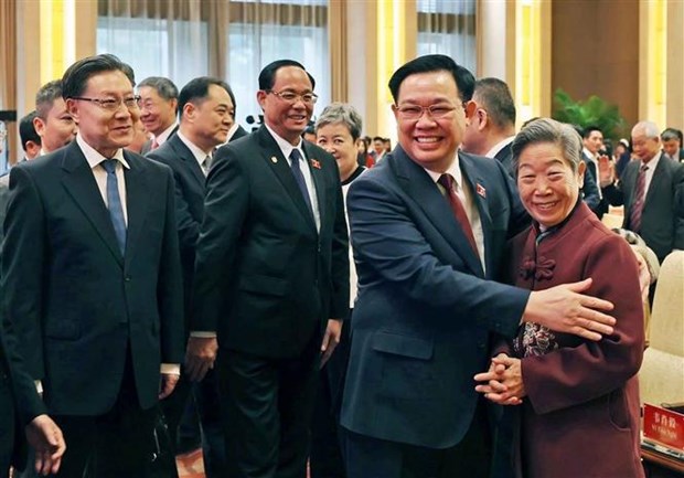 NA Chairman joins in Vietnam - China people’s friendship meeting hinh anh 1
