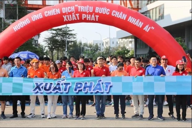 Walk campaign to raise funds for the needy surpasses target hinh anh 1