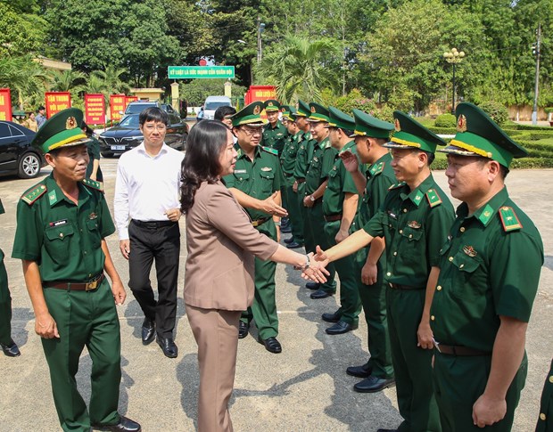 Acting President presents gifts to revolution contributors, border guards in Tay Ninh hinh anh 2