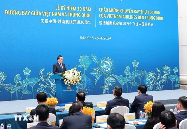 NA Chairman attends Vietnam Airlines’ ceremony to mark 30-year presence in China hinh anh 2