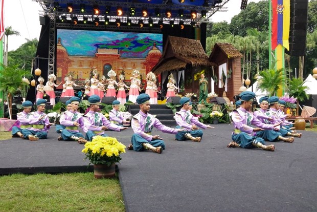 Malaysia’s King, officials promote forgiveness, unity at Hari Raya festival hinh anh 1