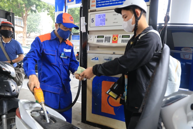 Petrol prices see mixed changes, oil prices up hinh anh 1