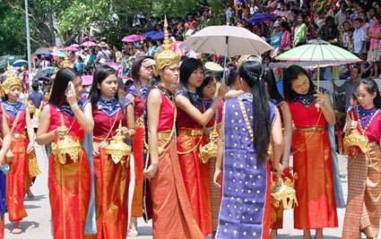Greetings extended to Laos, Cambodia on traditional New Year hinh anh 1