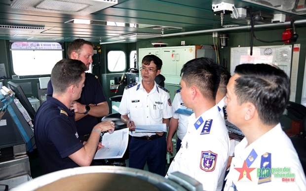 Vietnam Coast Guard, French navy's ship hold joint exercise hinh anh 1