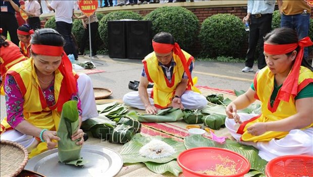 Rice cake cooking contest thrills visitors to Hung Kings Temple Festival hinh anh 1