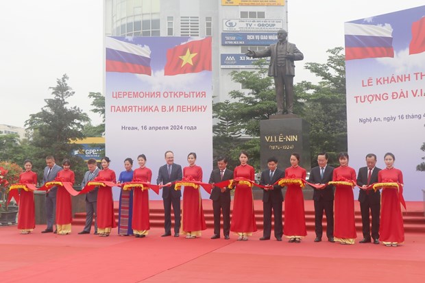 Russian province presents Lenin’s statue to Nghe An hinh anh 1