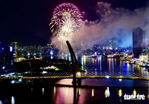 HCM City to launch firework displays at 16 avenues on Liberation Day hinh anh 1