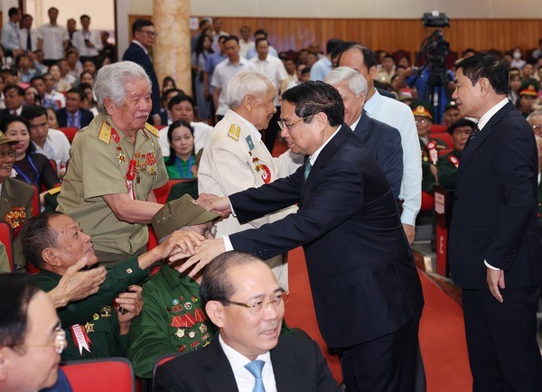 PM meets veteran soldiers, young volunteers, frontline workers serving Dien Bien Phu Campaign hinh anh 1