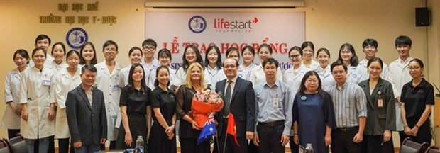 Scholarships presented to disadvantaged students in central Vietnam hinh anh 1