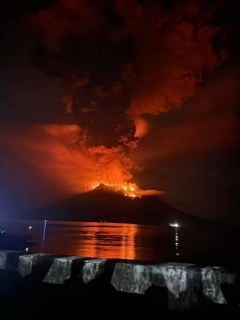 Indonesia’s Ruang volcano erupts, hundreds evacuated hinh anh 1