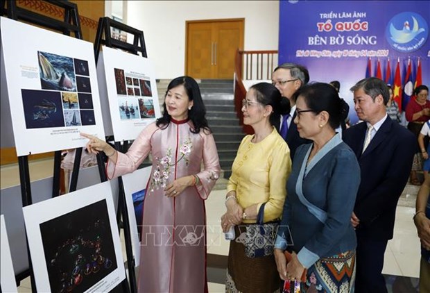Exhibition on Vietnam seas and islands opens in Laos hinh anh 1