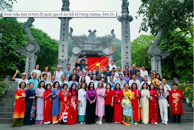 Overseas Vietnamese return home to commemorate legendary nation founders hinh anh 1