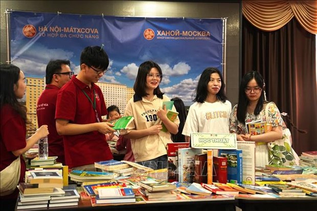 Book fair inspires reading culture among Vietnamese students in Russia hinh anh 2