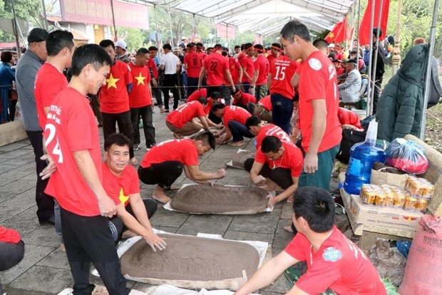 Vietnamplus Clay firecracker festival symbolises cultural beauty of Spring hinh anh 1