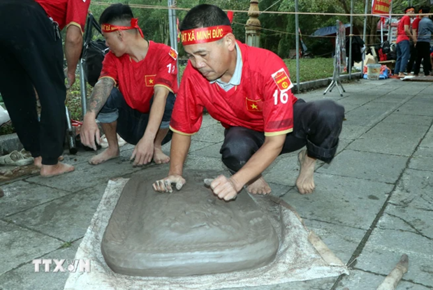 Vietnamplus Clay firecracker festival symbolises cultural beauty of Spring hinh anh 2