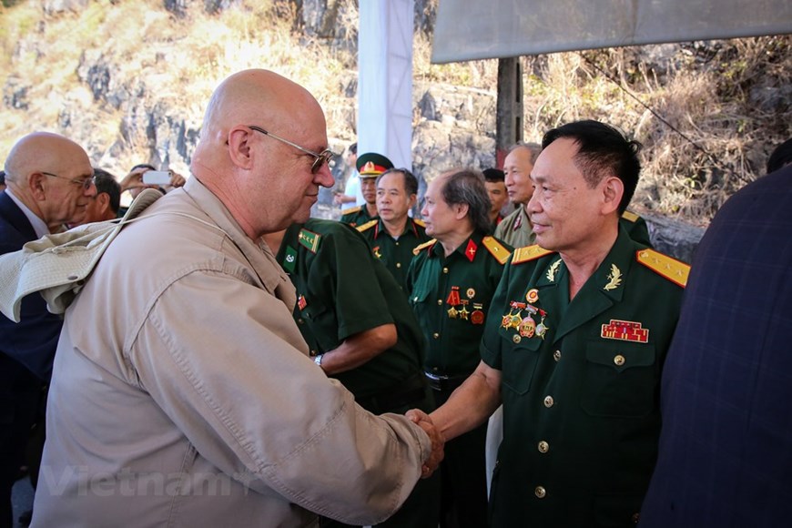 Vietexplorer.com - Vietnam, US war veterans meet on Ham Rong Bridge
